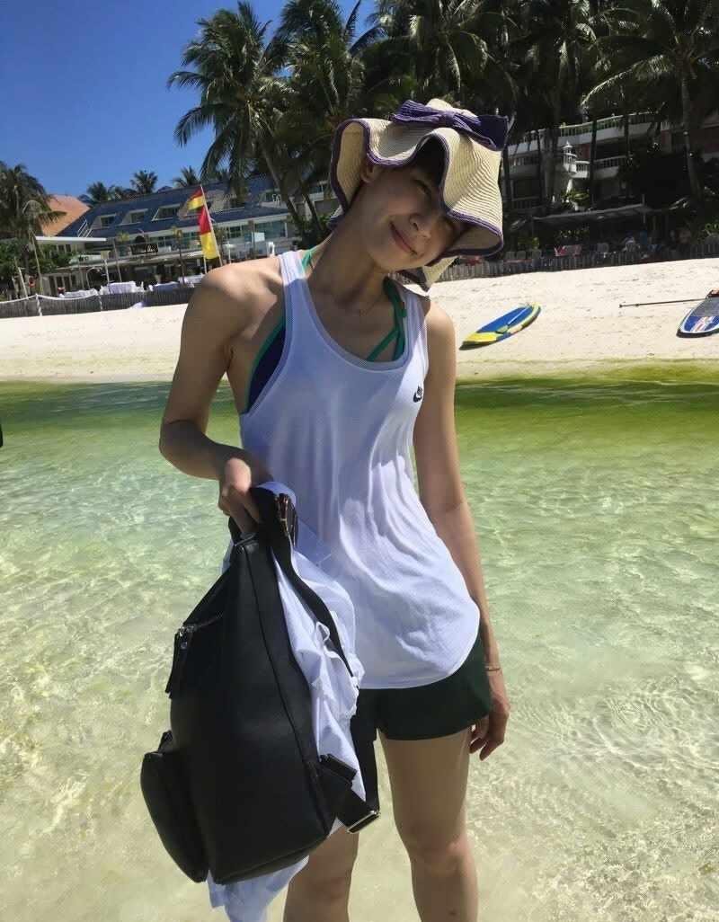 这一眼沦陷的俊俏🤩
草帽歪头浅笑，站在透亮浅滩，少年感拉满，这股俊俏气质太戳人