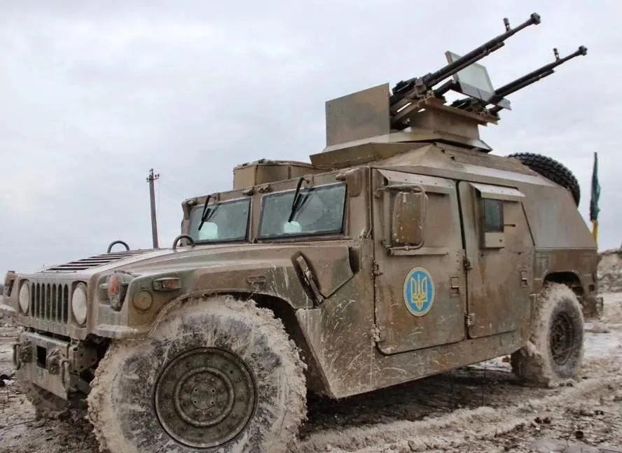 撤离是在俄军的猛烈火力下进行的，包括坦克炮弹、重机枪爆炸和 FPV 无人机的攻击