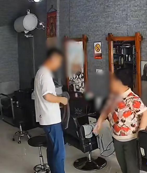 反转来啦！黑龙江，一大妈剪完头发问店家要给钱吗？店家说肯定要给钱啊，结果大妈却说