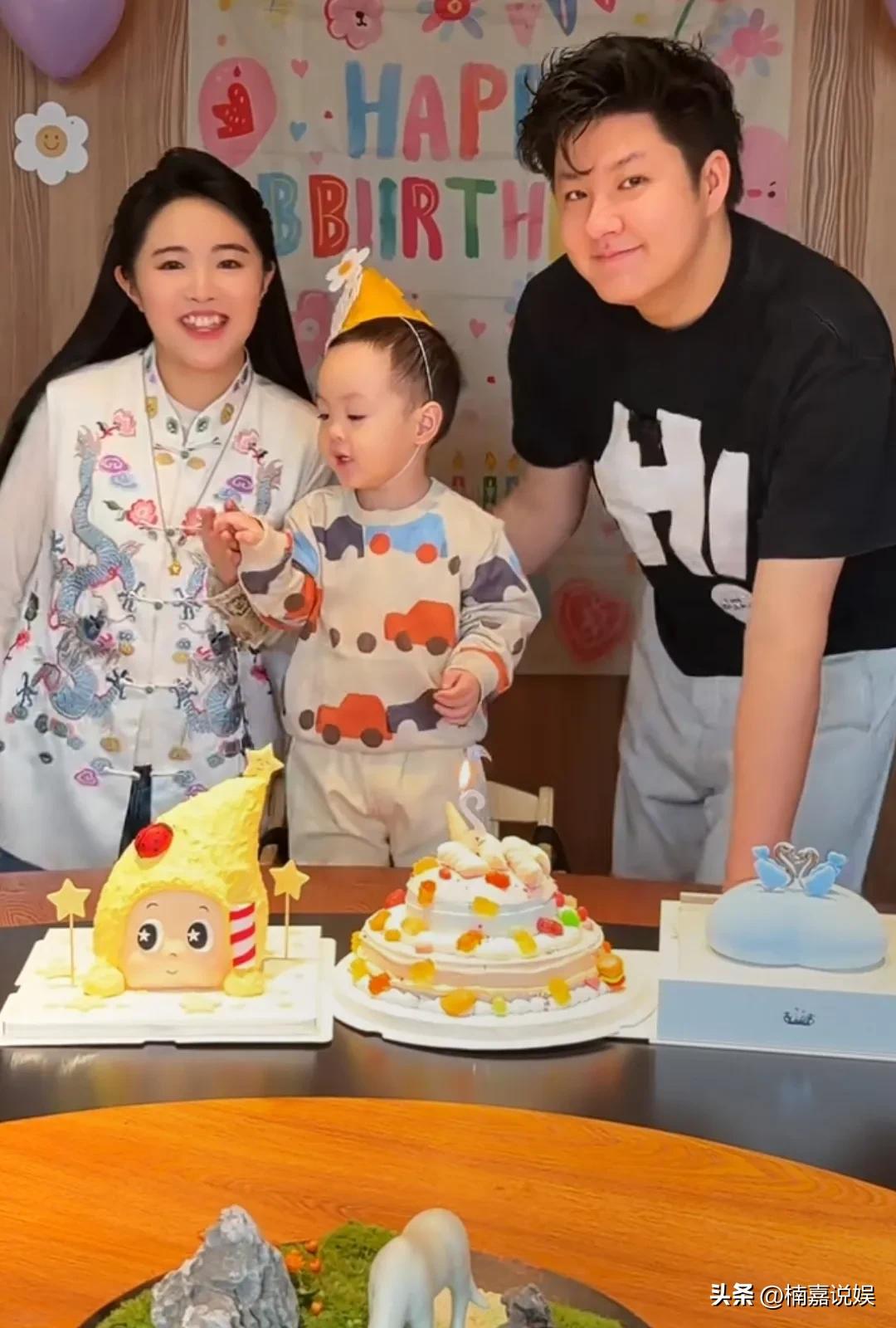 前央视主持人金龟子夫妇和亲家一起为外孙女庆生，两家人的身高对比好强烈，亲家一家的