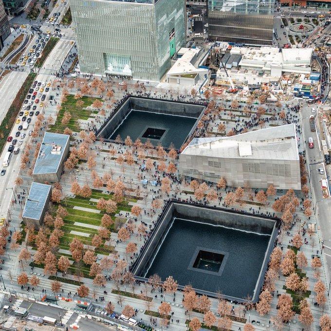 曼哈顿市中心留下了两个巨大伤疤。 人们完全可以建造一座美丽的9/11纪念碑，同时