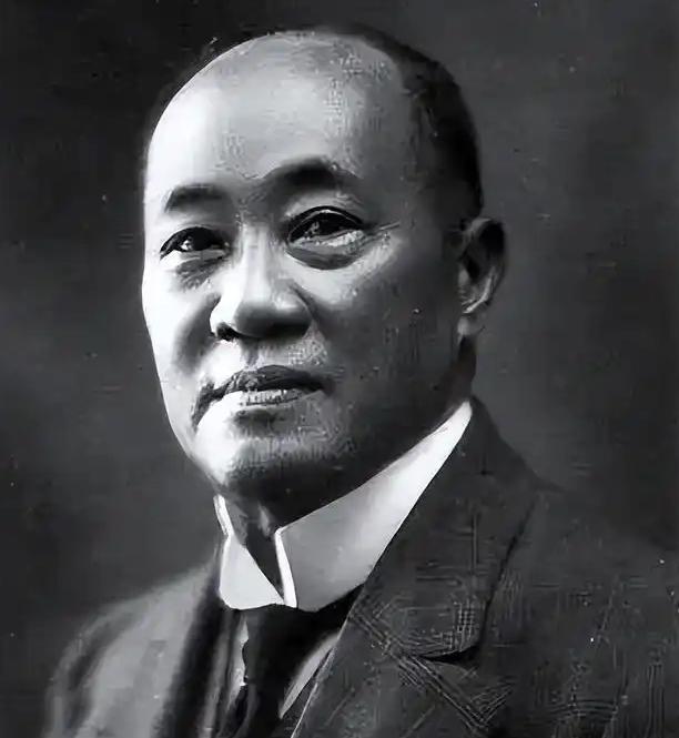 1924年7月6日，一个男人死在了新加坡。据后世财富史统计，他是当时全球排名第1