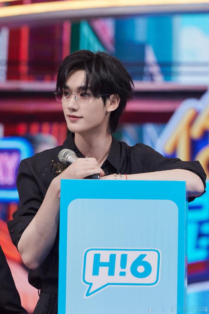 丁程鑫耍帅只需要一秒 你好星期六 清爽少年感混搭酷感气质，短短一秒，直接帅到人心