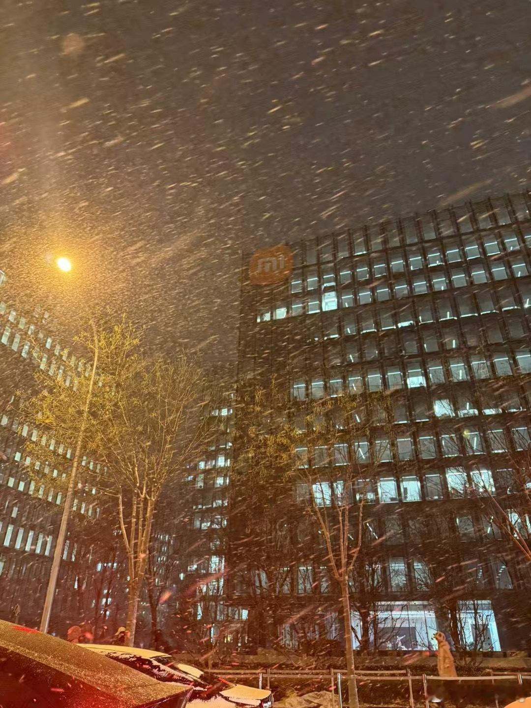 北京下雪 北京下雪了！今天还有一场发布会就是REDMI K80系列。 