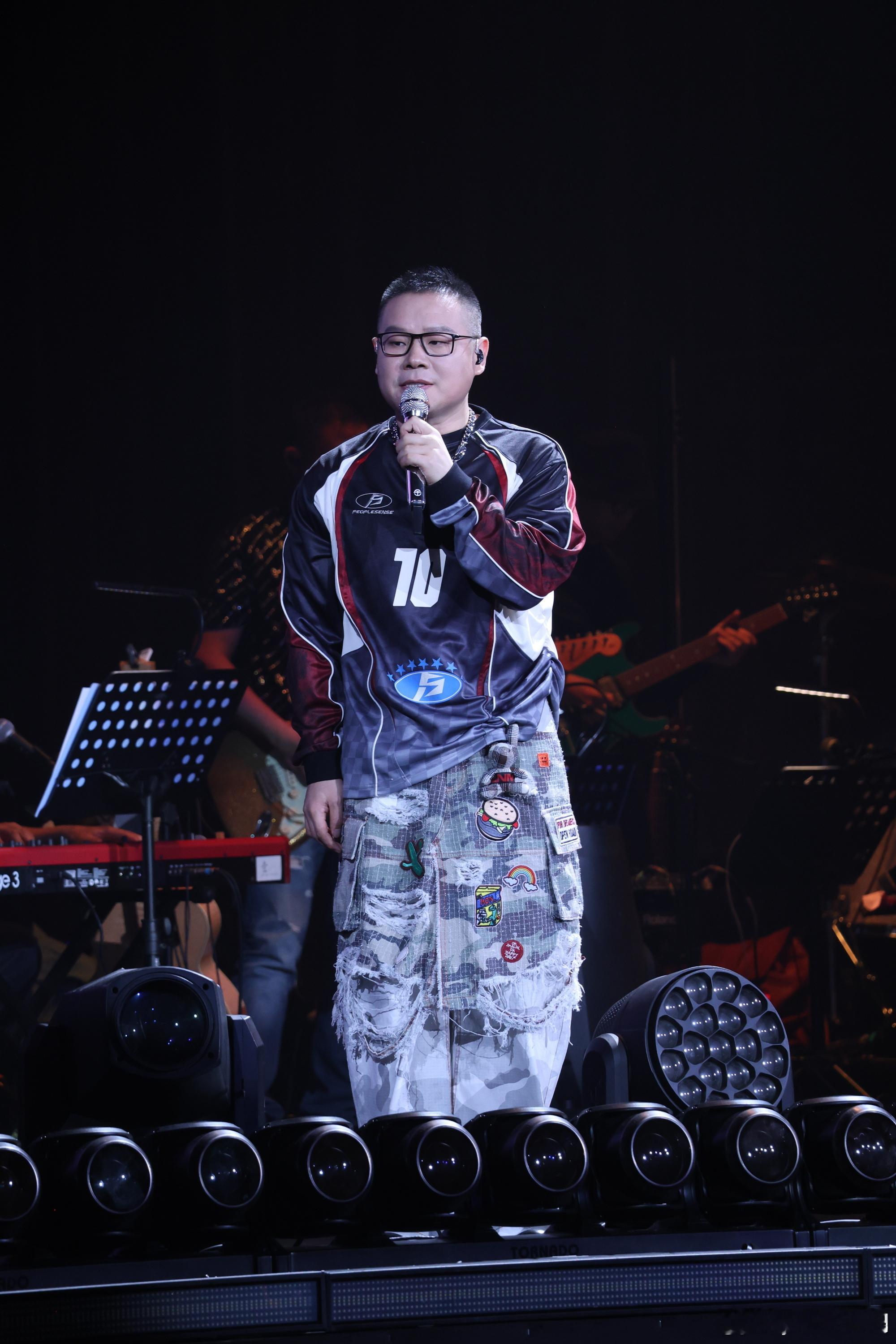 岳云鹏教蔡磊儿子快板岳云鹏的人品在圈内是有口皆碑的。他不忘曾经帮助过自己的人，北