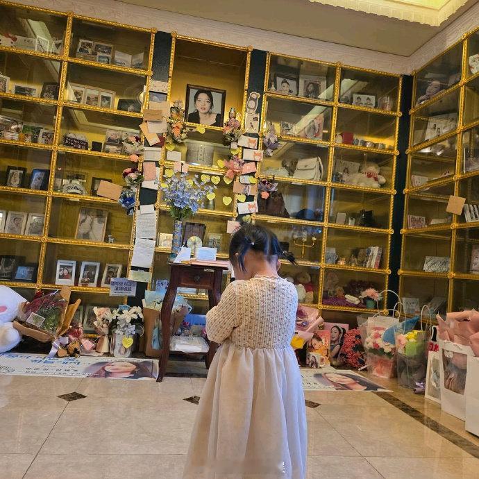 23 日，具荷拉哥哥具浩仁在自己的社交媒体上发布了多张照片，并配文 “只要有人铭