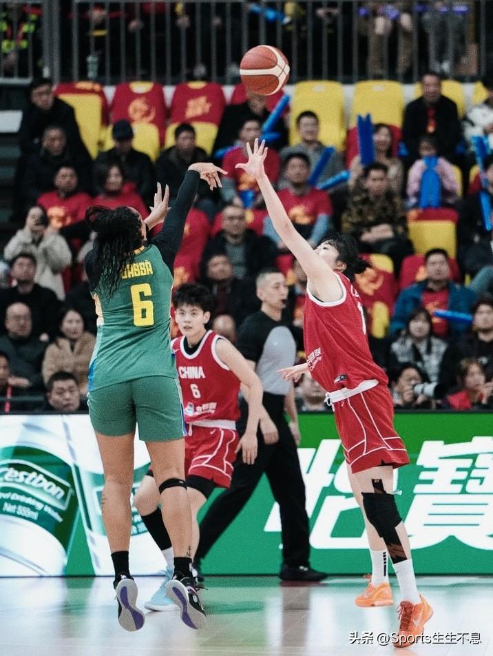 中国女篮热身赛首战告捷，王思雨独得21分。
3月4日晚，中国女篮坐镇长沙迎战巴西