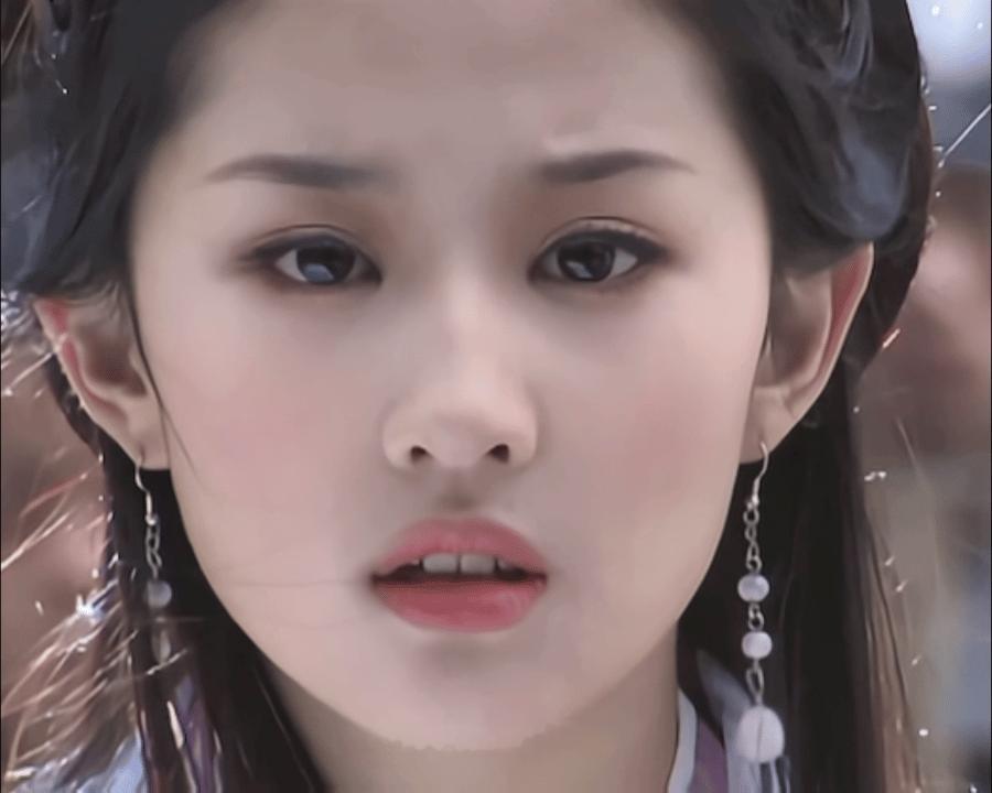 她是高颜值国民女神、顶级星光爆剧女王、永远的神仙姐姐刘亦菲呀！并不是谁都能来碰瓷