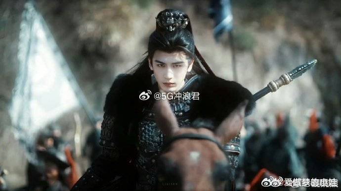 谢征雪地打戏帅成神了 飞雪伴剑舞，招式行云流水，力道拿捏恰到好处，眼神杀配绝赞打