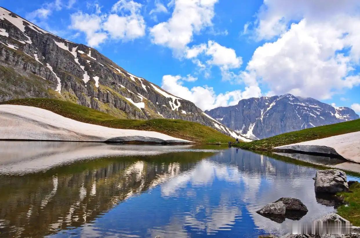 消息一览：1. 工信部：支持工业企业综合运用5G/5G-A等技术推动工业网络控网