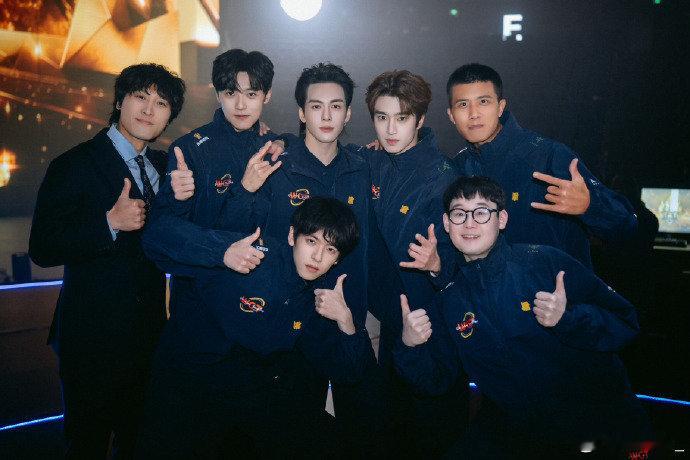 张康乐晒合照张康乐晒了好多合照 哇！ 张康乐晒合照! 