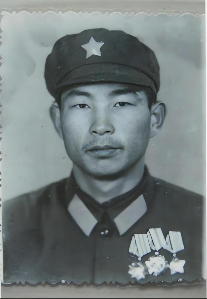 1980年，许明习刚炸掉了一个碉堡，就被十几名越军包围，而他身上的弹药已尽。越军