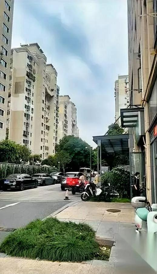 中介不催买房改劝等？

真相比房价下跌更扎心！

去年还喊"买即赚"的中介，今年