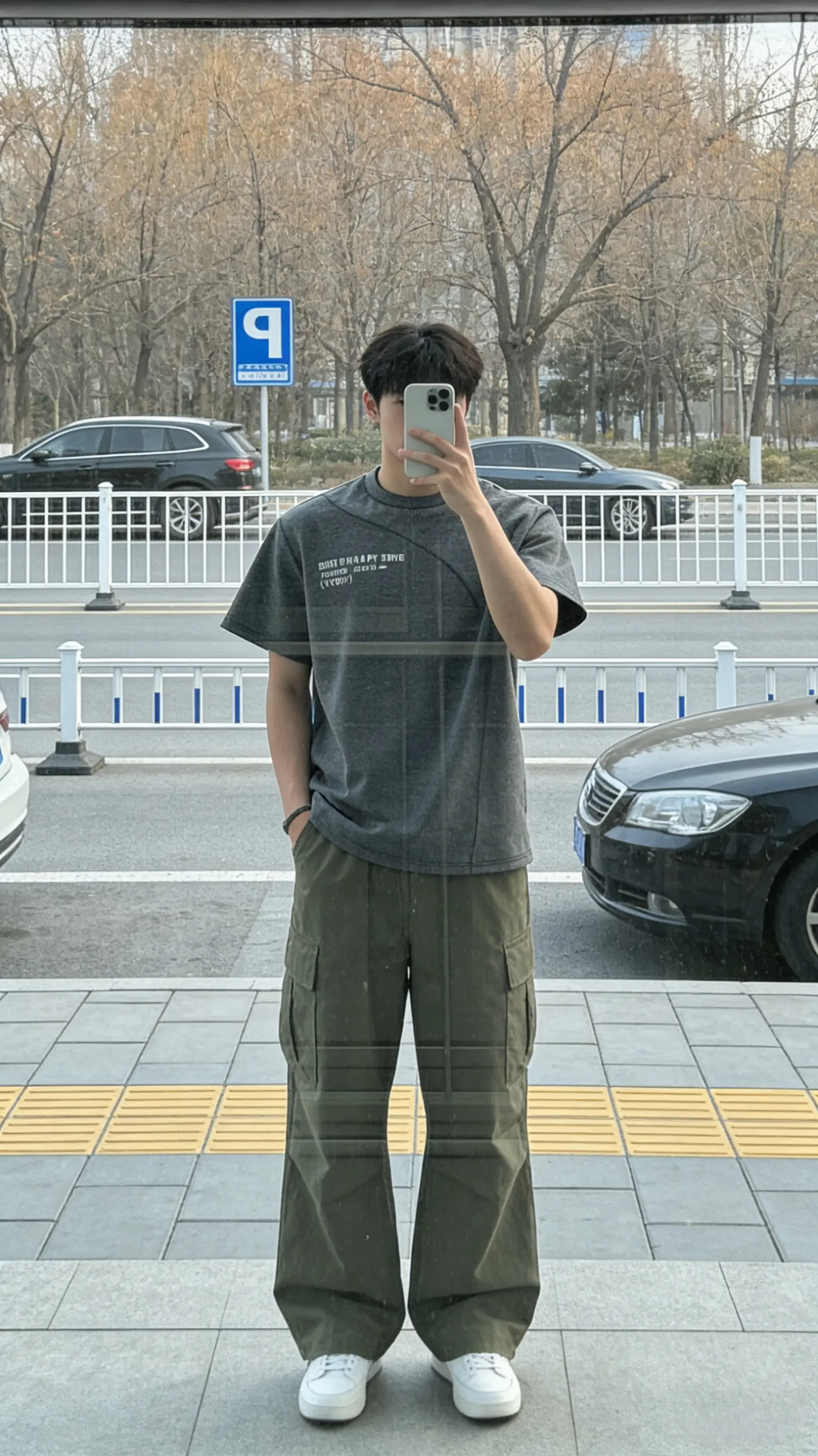 美式拼接字母短袖。