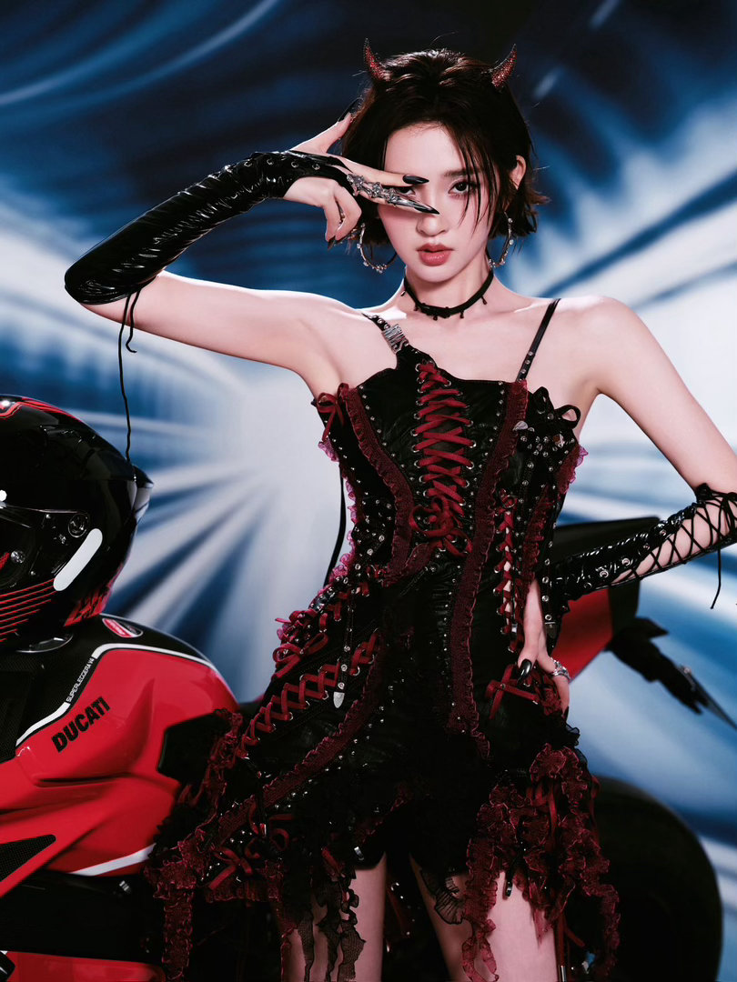 唐艺昕甜妹爆改恶女唐艺昕恶女赛道有新人了 唐艺昕就这样萌萌地闯进了恶女赛道。绑带