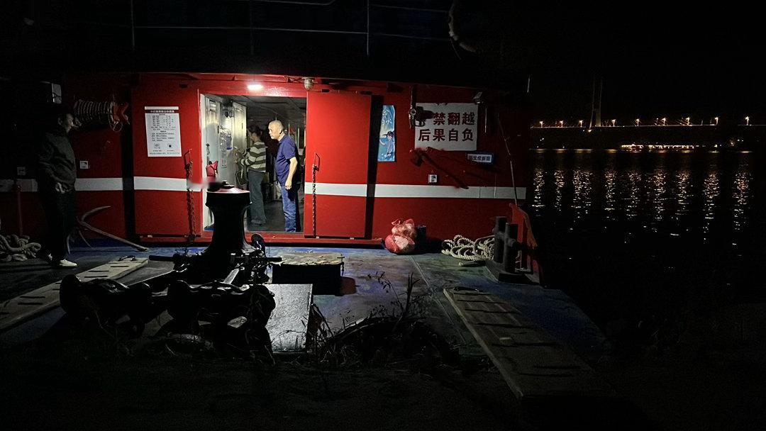 滚叔上小红船了，6点开，云阳→奉节，50元，可带自行车、电瓶车等上船。乘客不多，