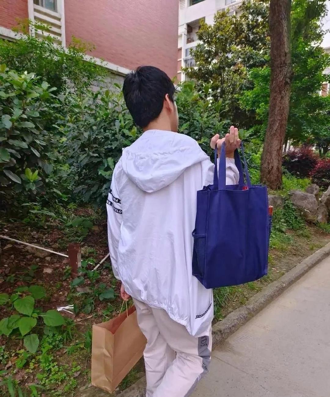 高考结束男孩掏出一兜零钱，妈妈当场哭了，这份心意太戳心
 
安徽一名男孩高考结束