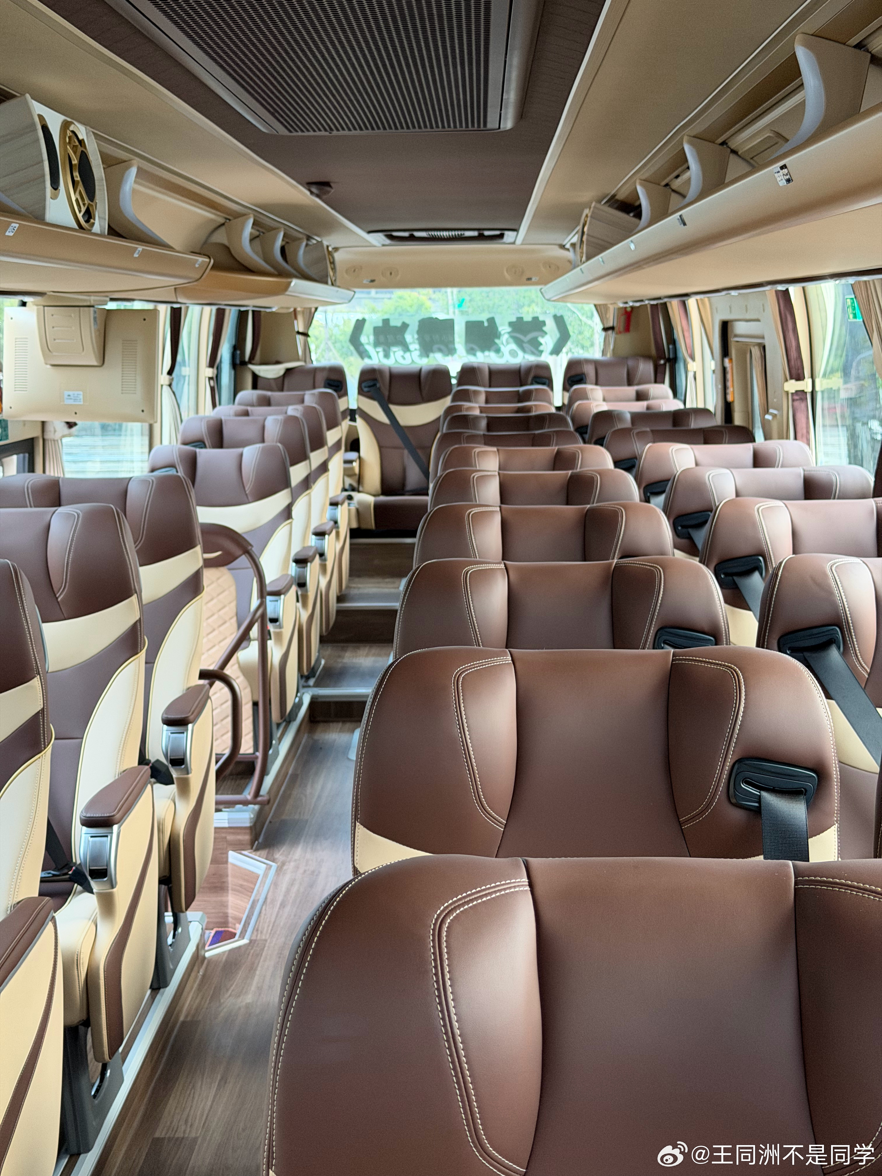 现在的大客车可真是和以前不一样了不再单方面追求座位数，而是更注重舒适体验以前55