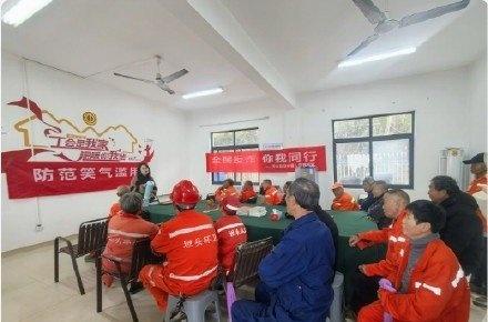 累了能歇脚，渴了能喝水，手机能充电。一个个小小的驿站，成了环卫工、外卖小哥的暖心