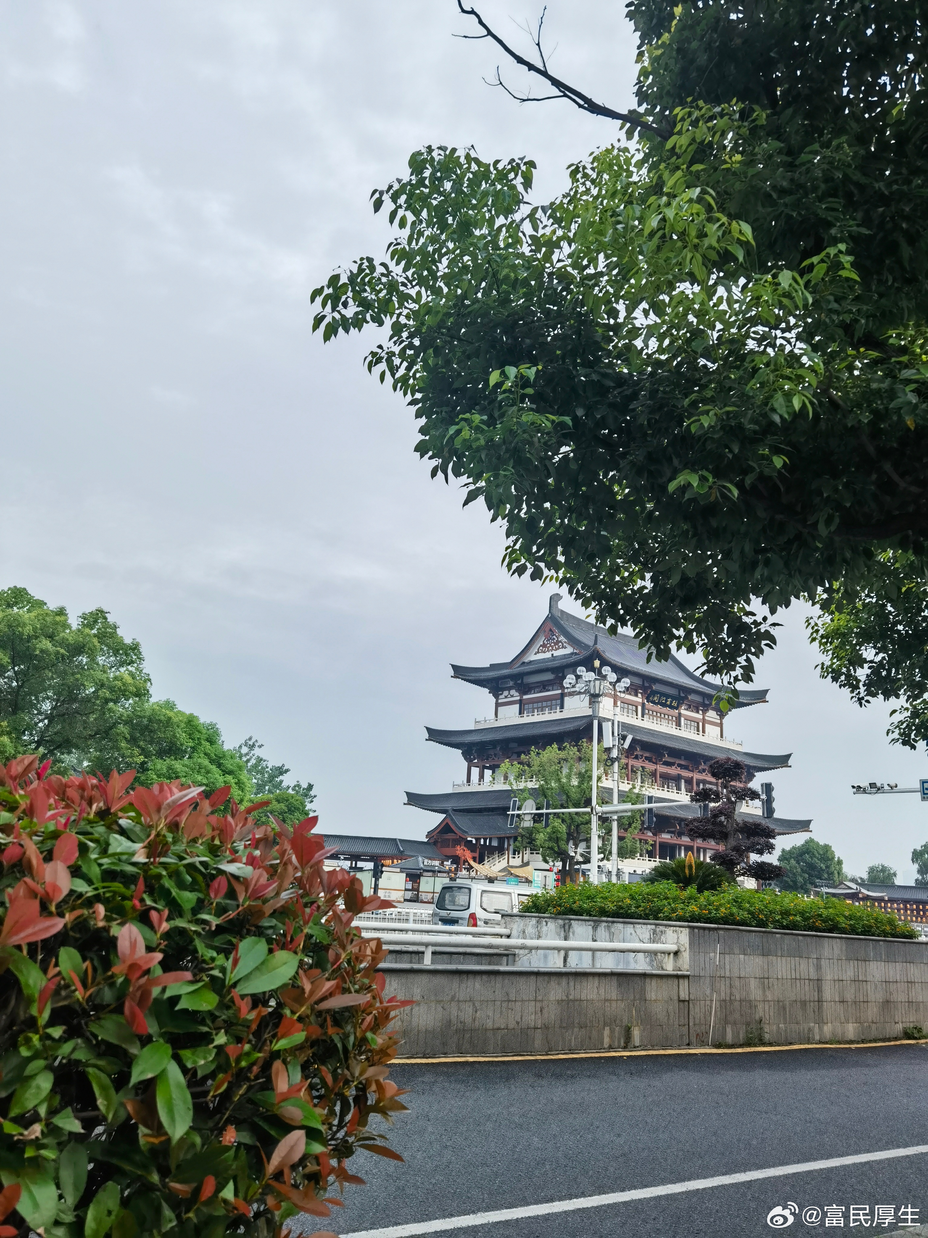 碧湘楚巷碧湘揽江，楚巷藏城一巷承马楚，半江阅长沙古殿听江，楚巷赴新湘江之畔，灵官