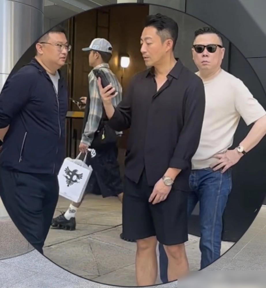 汪小菲和安总到吉隆坡LKCC考察市场！
一行三人有说有笑，汪小菲边走边和视频里