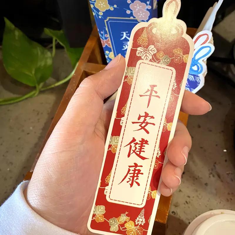 上联：岁岁平平安安
下联：年年健健康康

健康是身体的晴雨表，平安是日子的压舱石