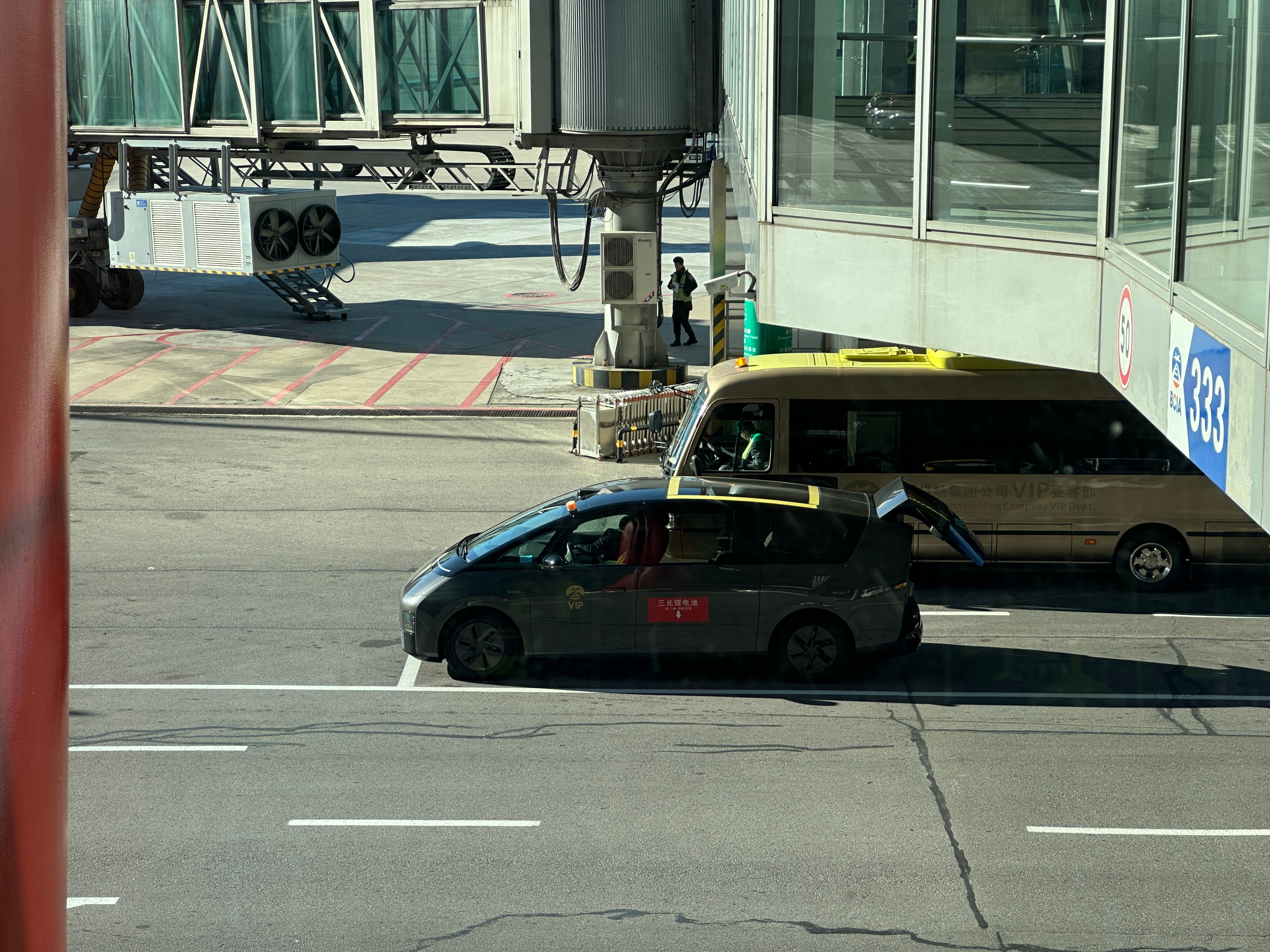 T3廊桥附近的MEGA，这应该是高端旅客接送车吧，不能是工作车吧[微笑]北京·首
