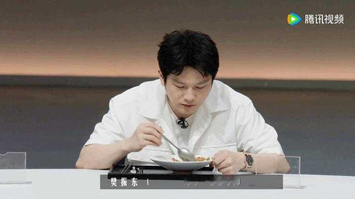 樊振东蒋敦豪瞿颖没有不光盘的义务樊振东厨综首秀吃美了看三位干饭人沉浸式干饭太有感