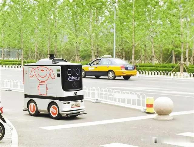 清华大学柳冠中教授认为，无人驾驶、送餐机器人等，本质是资本为降成本替代人力，挤压