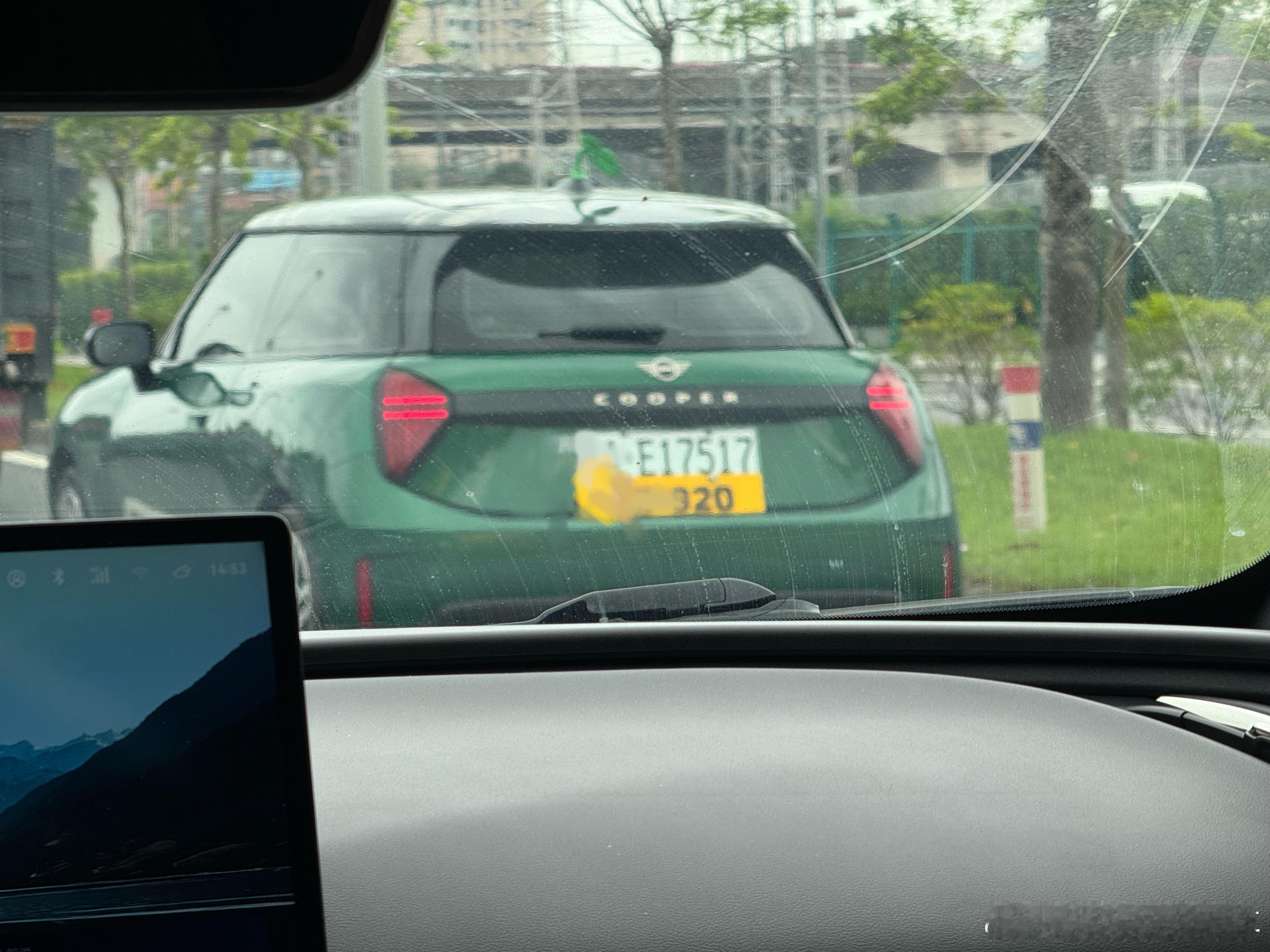 交管回应新能源车牌褪色攻略前两天在街上偶遇一个这牌照看着确实挺另类但也确实100