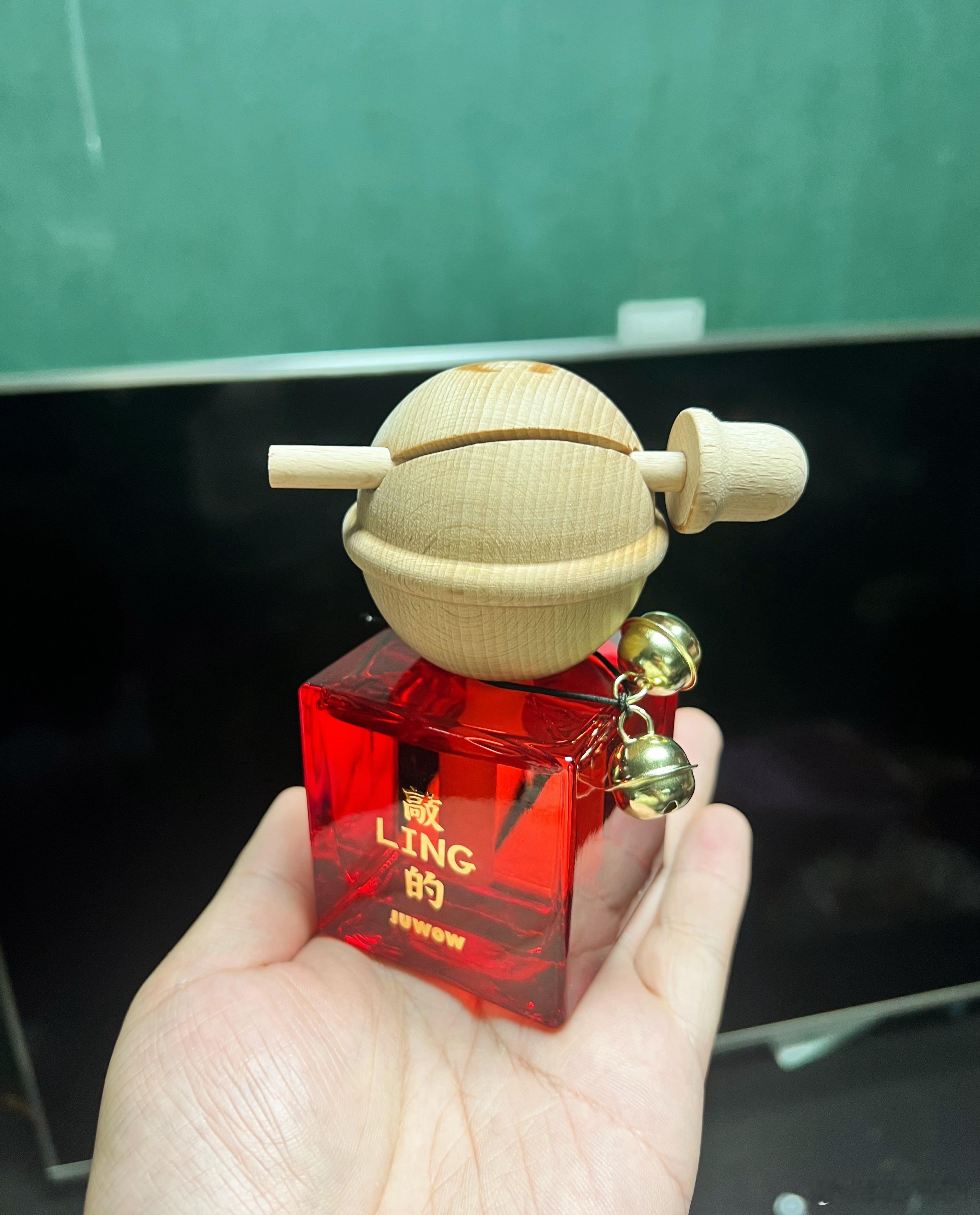 在盒马发现了个谜之香薰，别人都是优雅路线，它配了个铃铛和木鱼！一看就是特别适合中