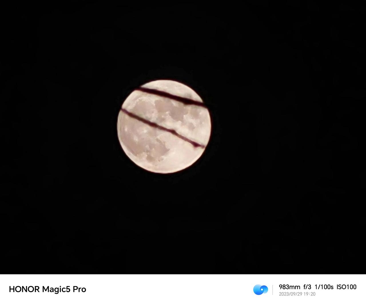 中秋那会我舅问我为什么有些人的手机能拍出那么清晰的月亮，我说他的荣耀手机也可以。