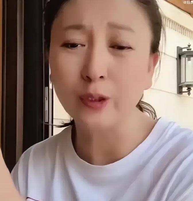 闫学晶最近在三亚机场被拍到，双手叉腰站那儿，神情挺硬气，一点没低头认怂的样子。可