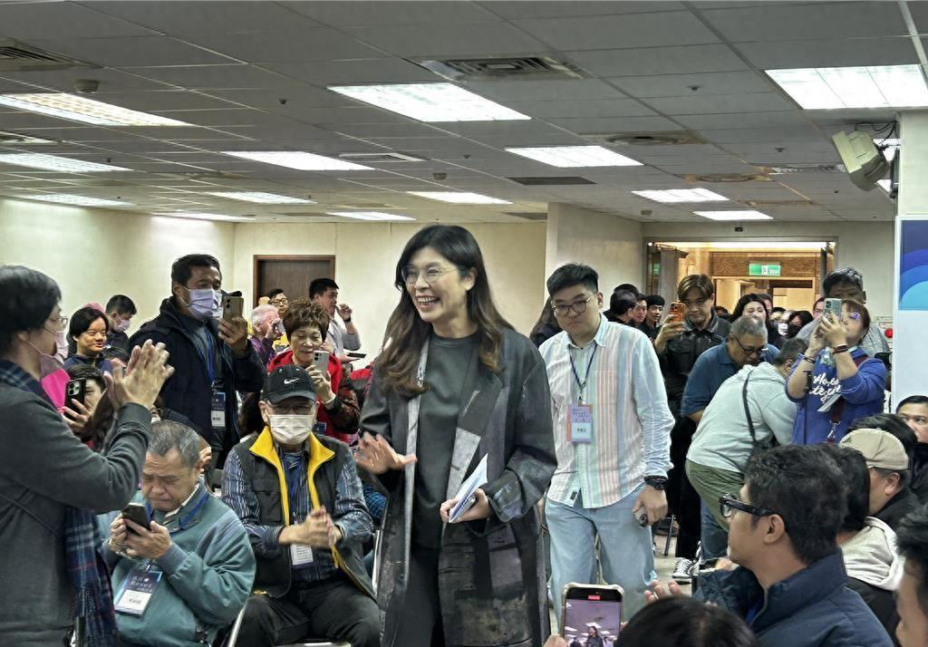 这两天，台湾岛内暗流涌动，很多人的目光都死死盯着一个即将出发的机舱口。

那是蓝