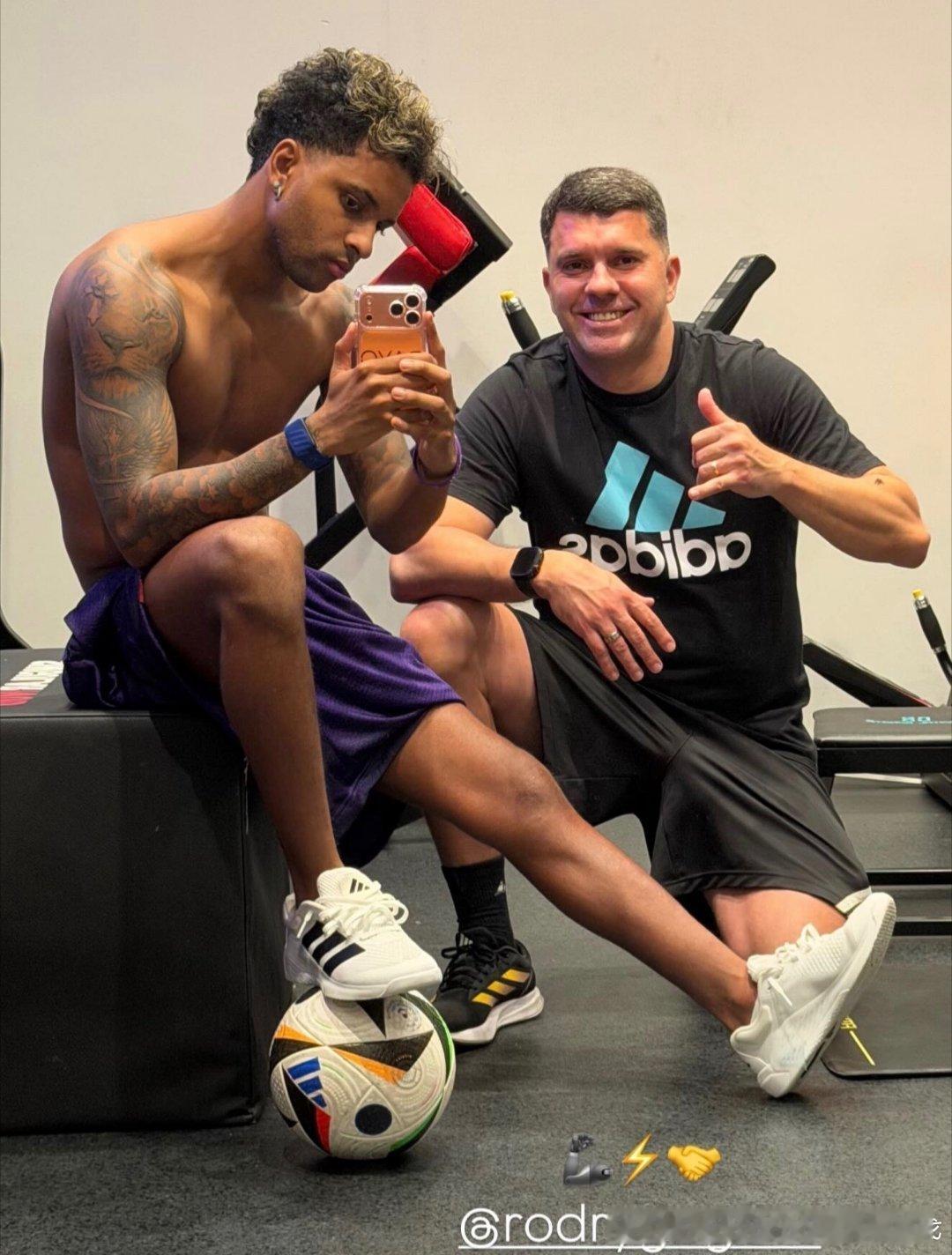 【阿斯】罗德里戈有一套由皇家马德里俱乐部及其体能教练马塞尔共同制定的明确康复计划