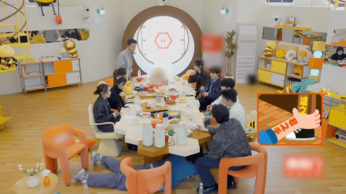 王传君吓杨迪误伤穆祉丞周五晚高疯前有杨迪沉浸式讲恐怖经历，后有王传君突然吓一跳，