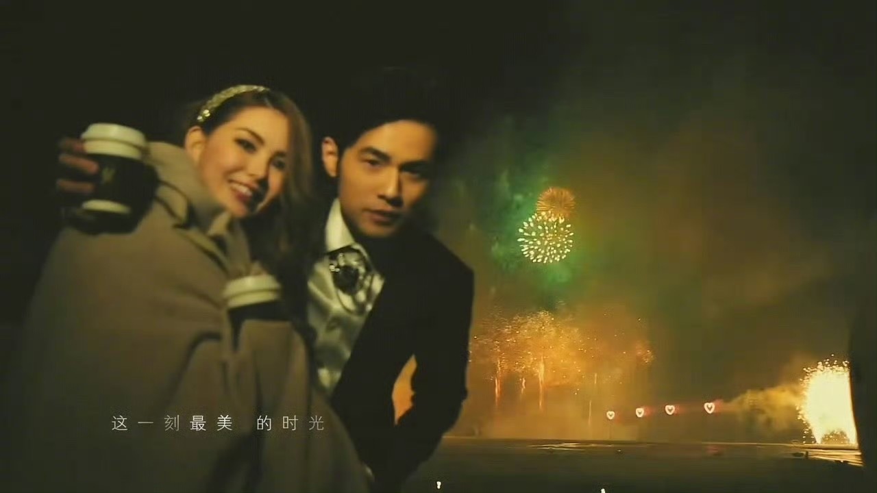 周杰伦白西装昆凌黑羽绒服遇到真夫妻我们要说什么？99！