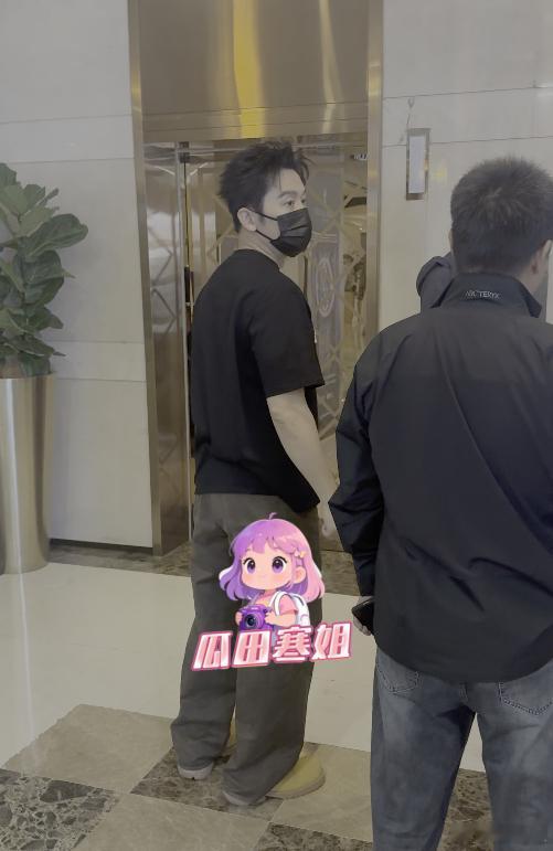 李晨好有反差感李晨打扮休闲，在工作人员陪伴下去餐厅吃饭。他大步走到电梯门口，随后