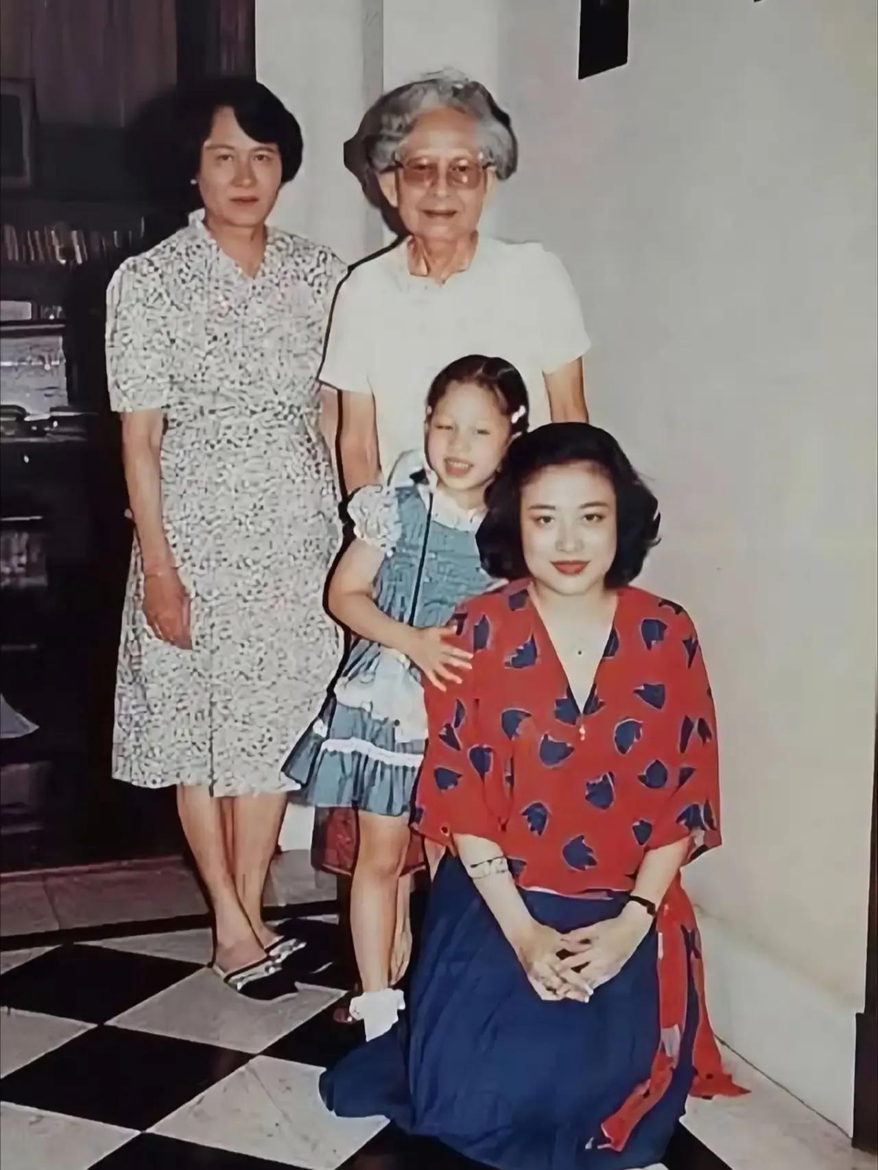 颂妃和长公主，曾经的她们也明媚地活着。如今这对许久不露面母女俩，像谜一般，留给外