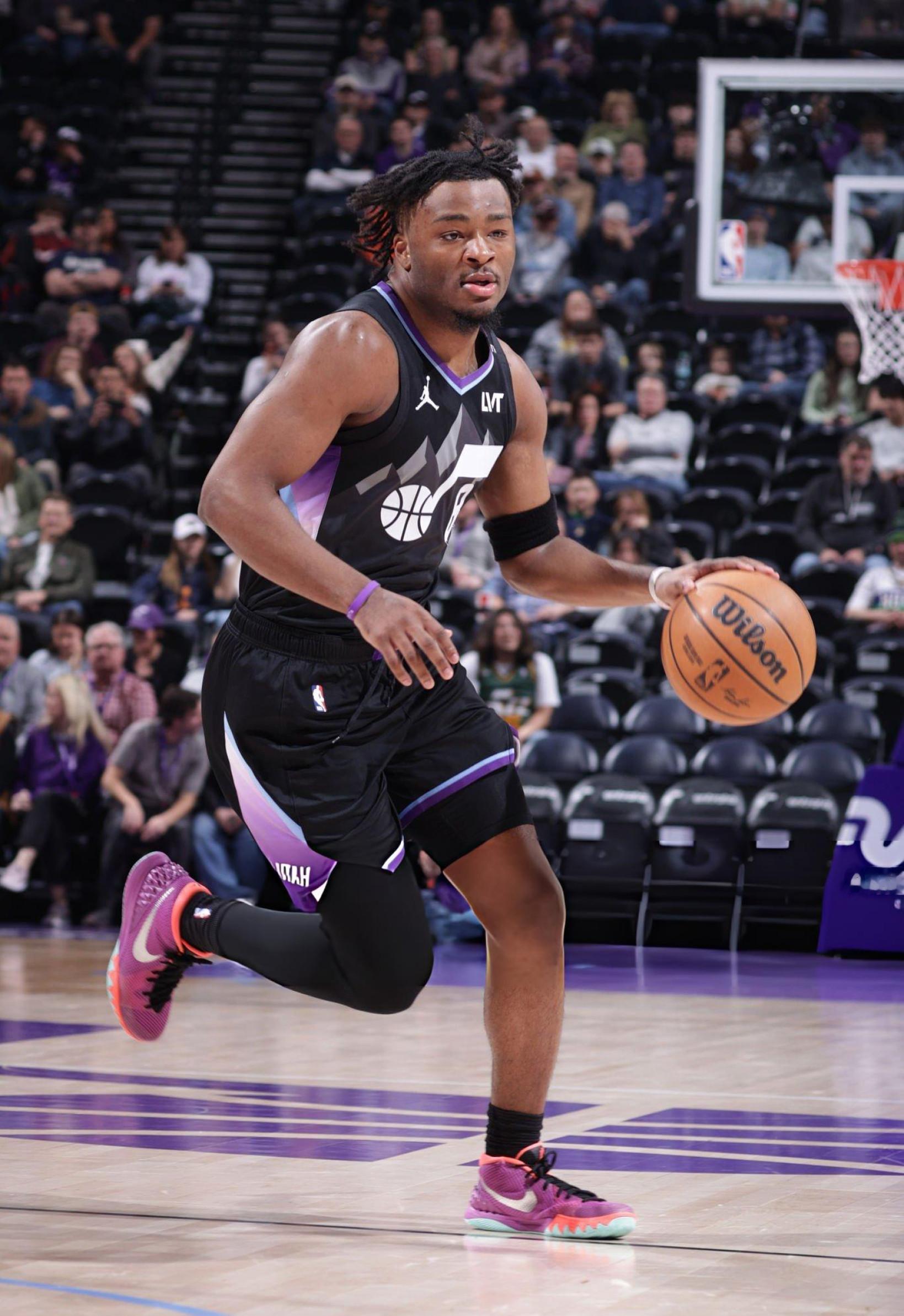 Isaiah Collier 今天穿了一双 Nike Kyrie 1 “复活节”