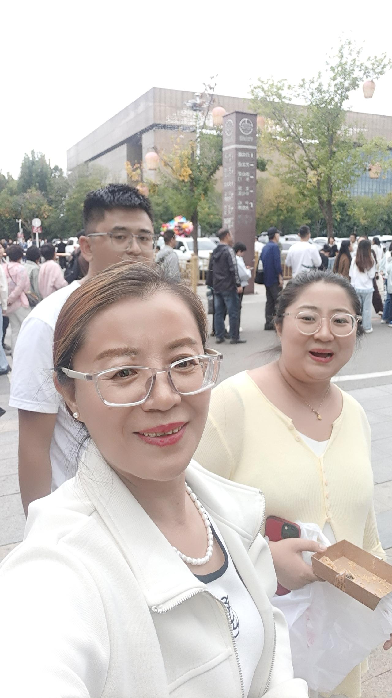 唐山宴里的一天
 
今天的太阳刚冒头，女儿就来敲门了，身后跟着拎着保温杯的儿子和