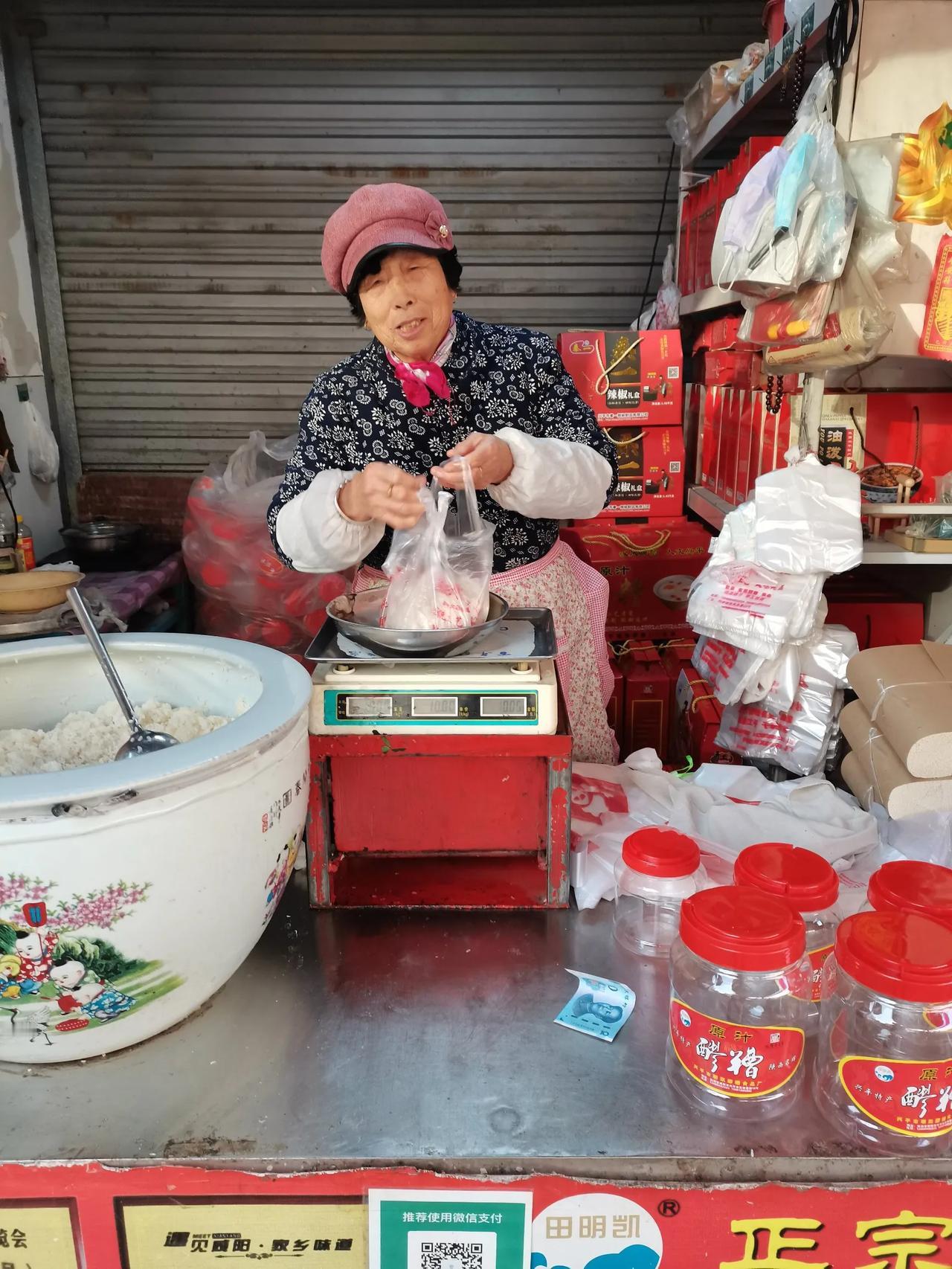 兴平不产米，却产醪糟。传说，西汉武帝时，从全国各地征来民工修建茂陵，工程浩大，历