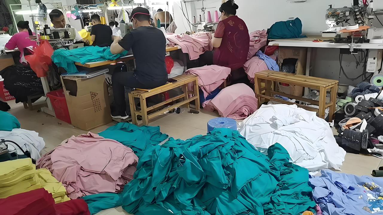 暑假拉了几台衣车回老家，想在镇里搞个加工服装点。

我自己家几个人加上老乡一共七