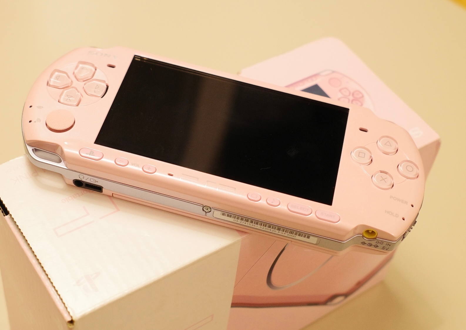 当年买没粉色的PSP，现在补偿下我一直觉得Sony系掌机的上色烤漆工艺要优于任天