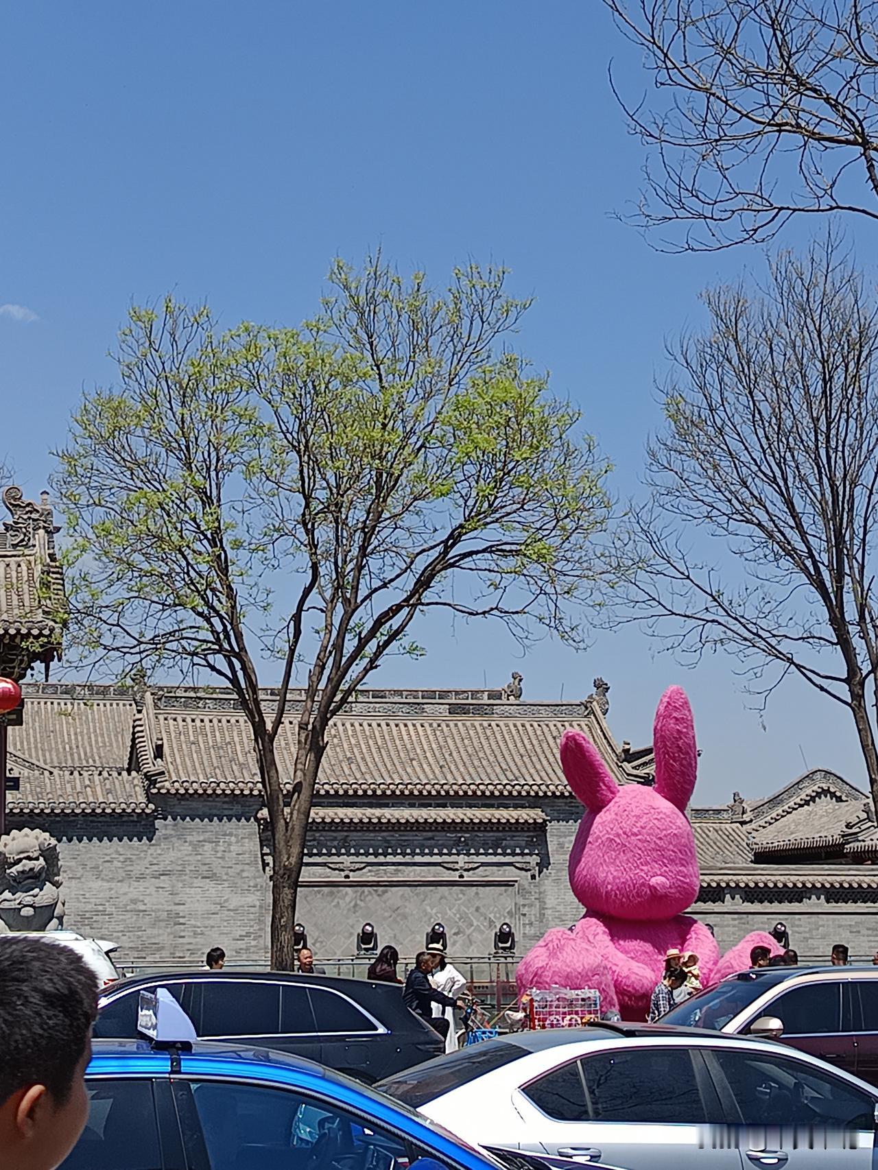红火不过人看人

兔八哥粉粉站在街口，眼珠子滴溜溜转。

街巷里，小摊一个挨一个