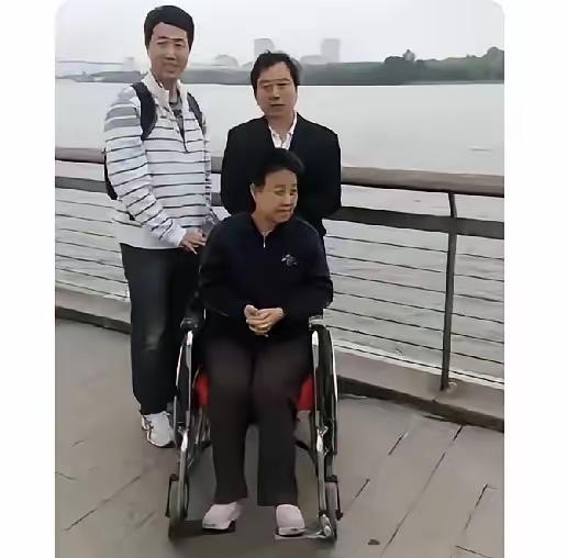 这哪是骗局啊，分明是上海民警姜经纬用12年织就的温暖铠甲！山西老夫妇痛失爱子，竟