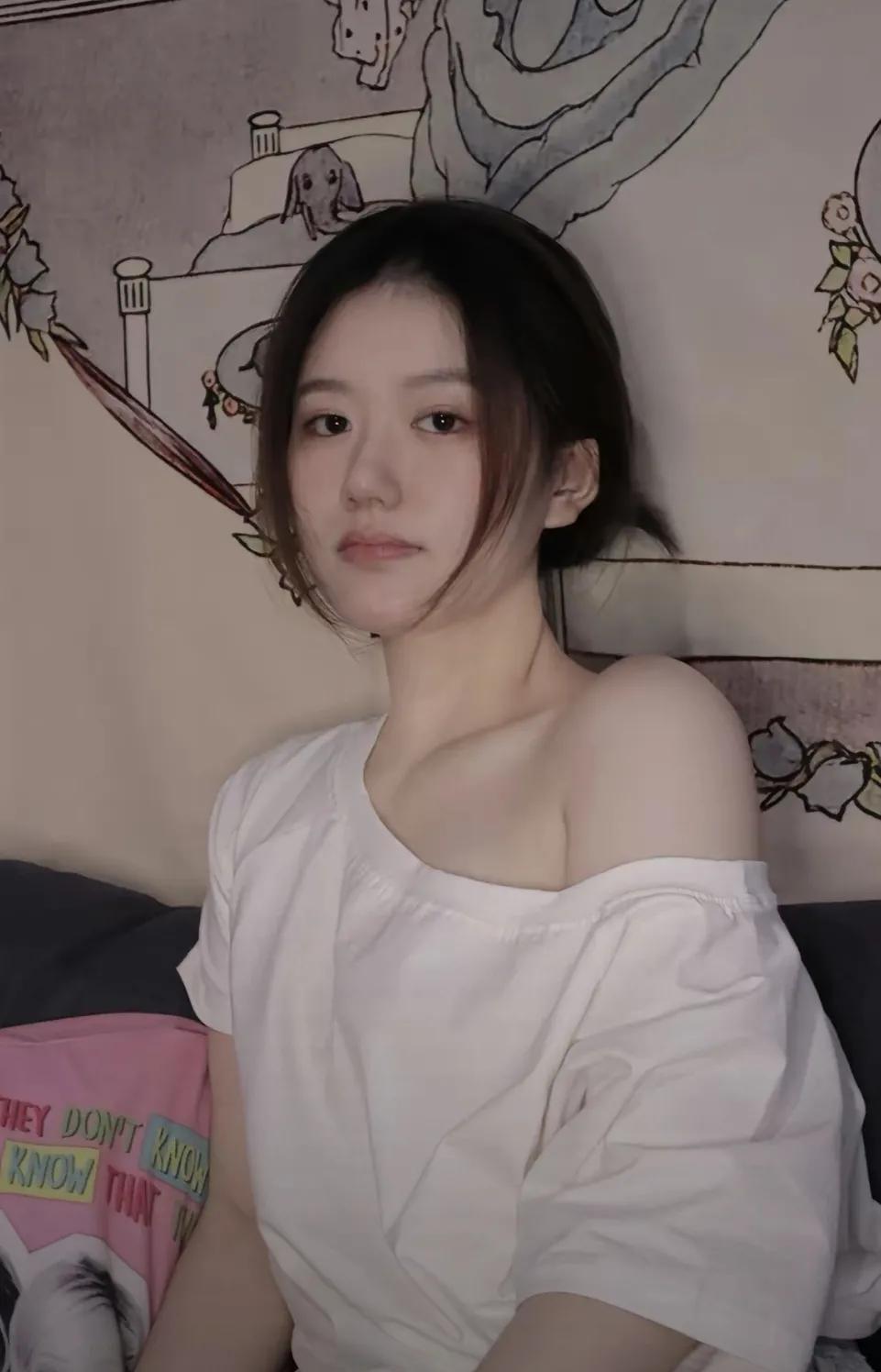 阳光透过树叶的缝隙，洒在小镇的街头。林宇无意间走进了一家花店，目光瞬间被那位姐姐