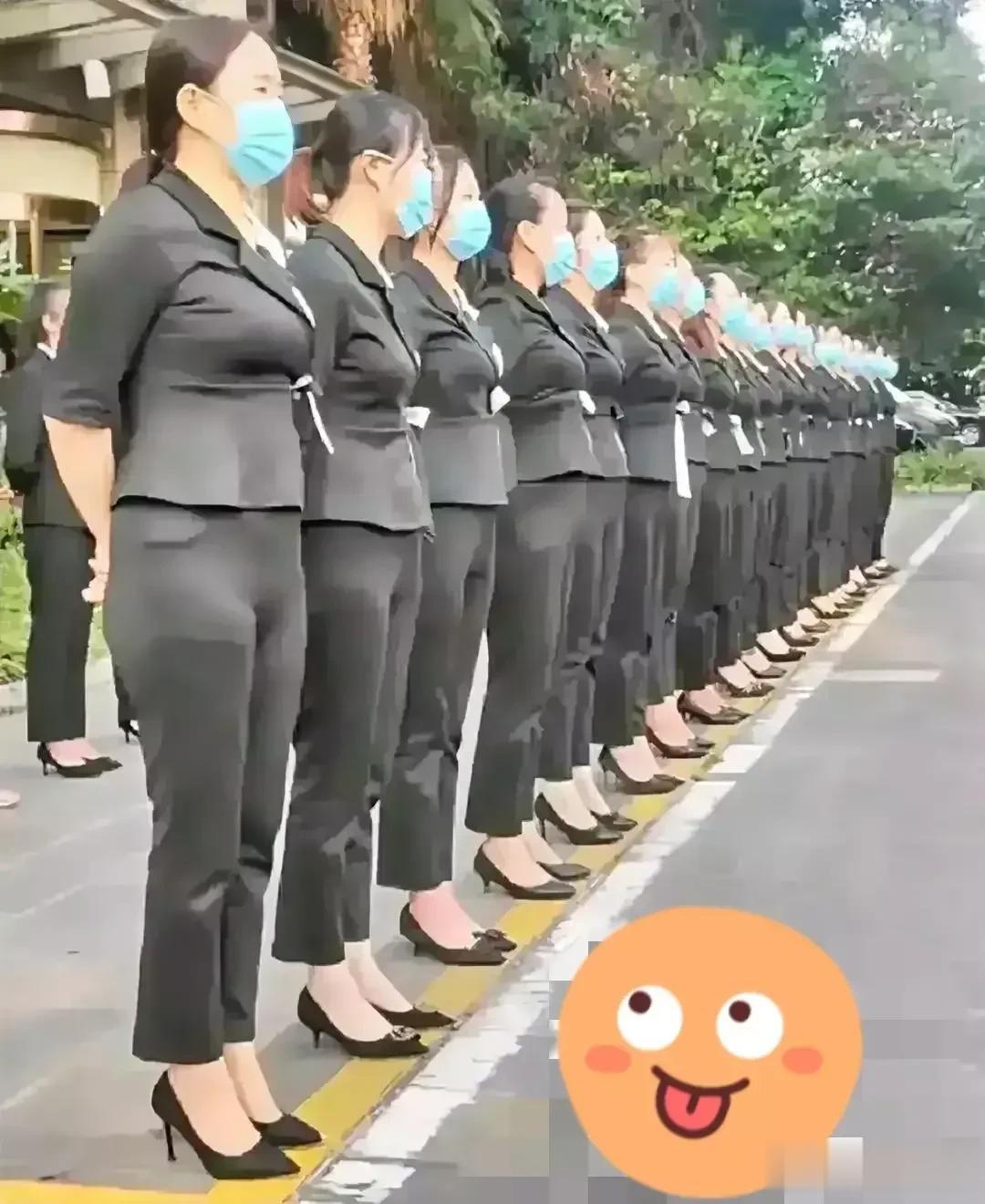 女生穿职业装是最美的时候，因为职业装更能衬托出好身材，女人身材是否有美感，穿搭还