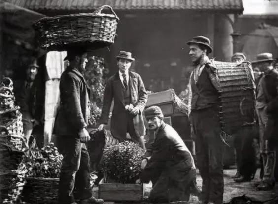 环游地球八十天里的菲利斯福格先生，存款足足有4万多英镑，在当时可以算得上是亿万富