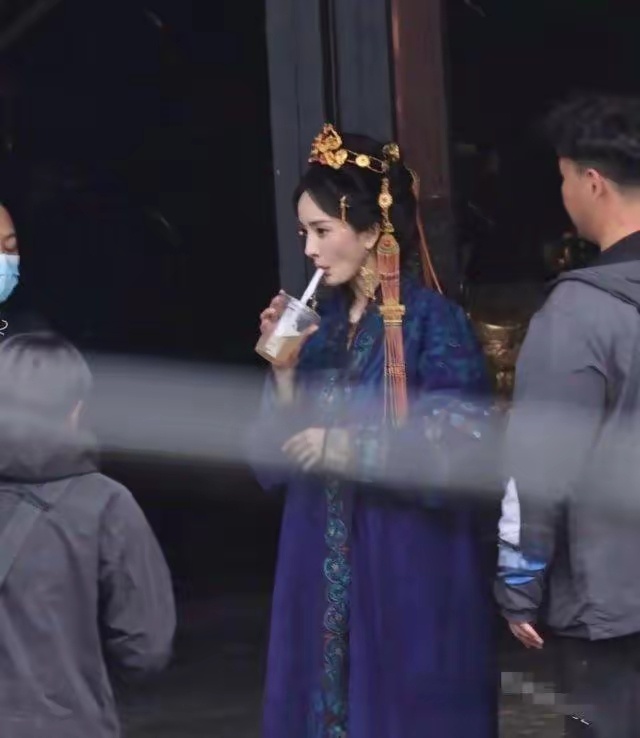没想到杨幂这么有钱的大咖，会喝这么廉价的咖啡品牌，实在是想不通。 